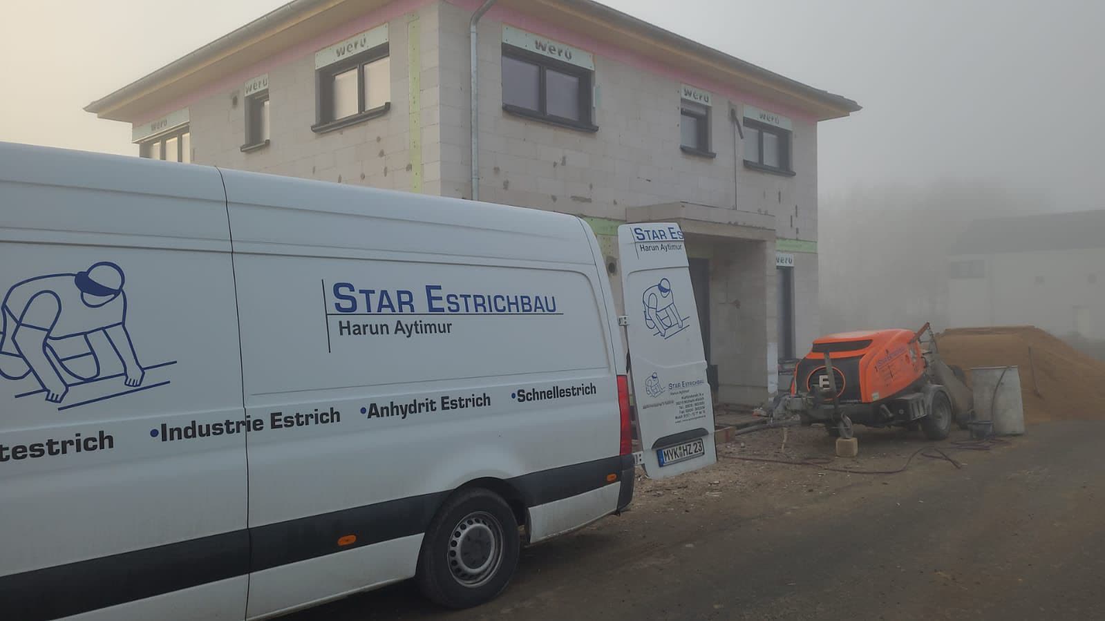 Firmenwagen von Star-Estrichbau auf der Baustelle